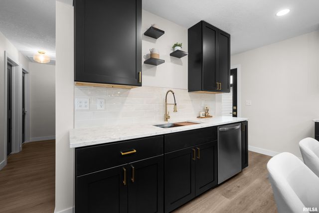 905 WISCONSIN Street, Le Claire, IA 52753