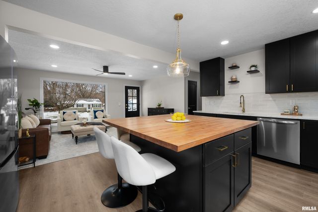 905 WISCONSIN Street, Le Claire, IA 52753