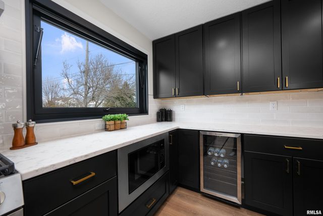 905 WISCONSIN Street, Le Claire, IA 52753