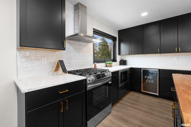 905 WISCONSIN Street, Le Claire, IA 52753