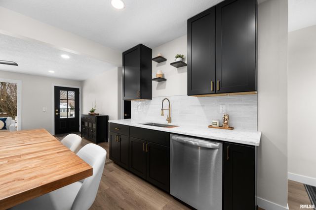 905 WISCONSIN Street, Le Claire, IA 52753