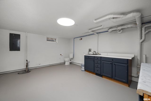 905 WISCONSIN Street, Le Claire, IA 52753