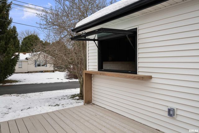 905 WISCONSIN Street, Le Claire, IA 52753