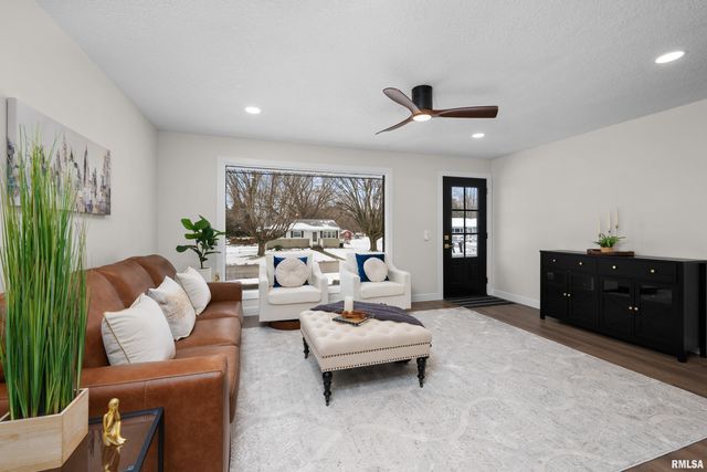 905 WISCONSIN Street, Le Claire, IA 52753