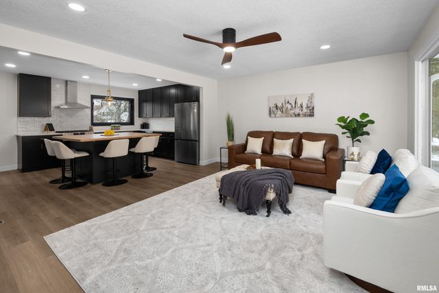 905 WISCONSIN Street, Le Claire, IA 52753