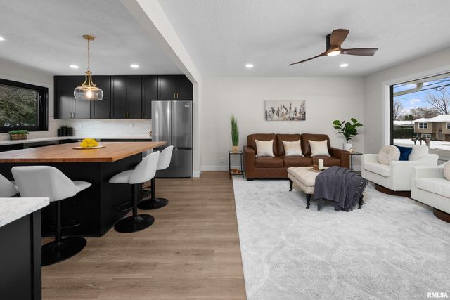 905 WISCONSIN Street, Le Claire, IA 52753