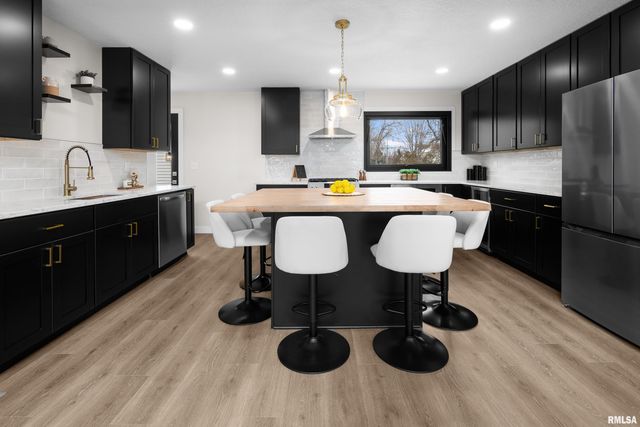 905 WISCONSIN Street, Le Claire, IA 52753