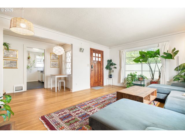 5304 Se CENTER St, Portland, OR 97206