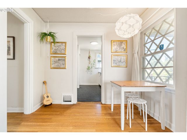 5304 Se CENTER St, Portland, OR 97206