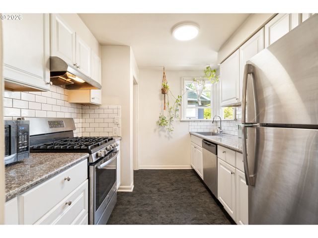 5304 Se CENTER St, Portland, OR 97206
