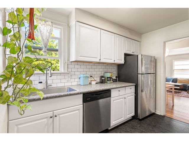 5304 Se CENTER St, Portland, OR 97206