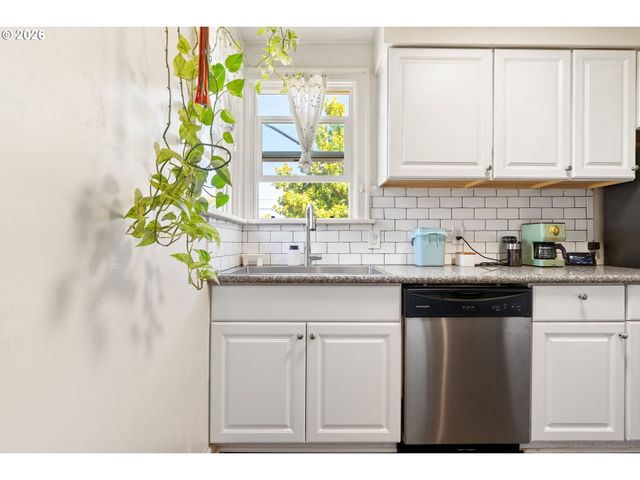 5304 Se CENTER St, Portland, OR 97206