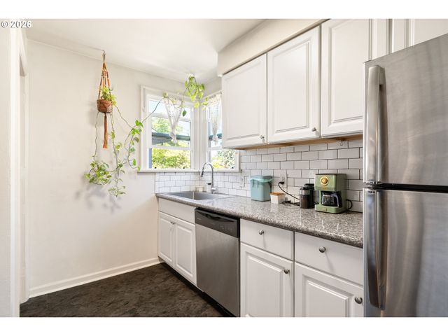 5304 Se CENTER St, Portland, OR 97206