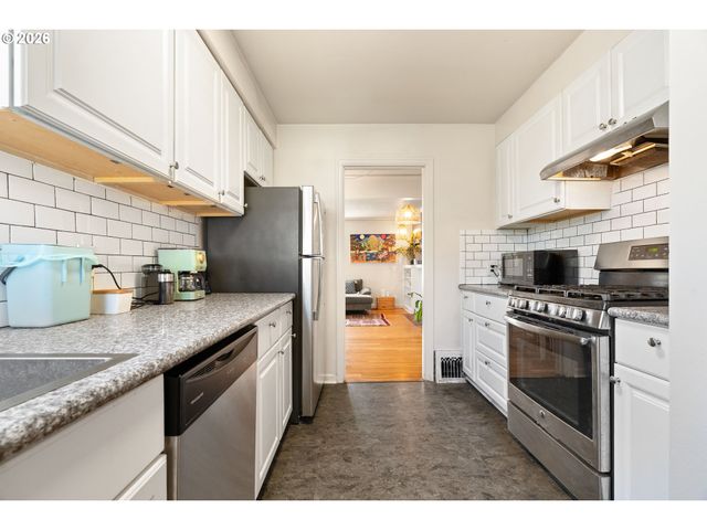 5304 Se CENTER St, Portland, OR 97206