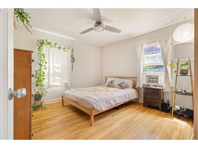 5304 Se CENTER St, Portland, OR 97206