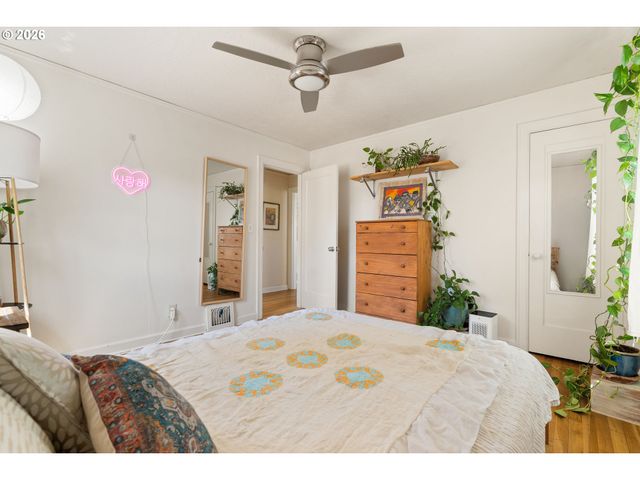 5304 Se CENTER St, Portland, OR 97206