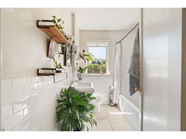 5304 Se CENTER St, Portland, OR 97206