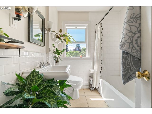 5304 Se CENTER St, Portland, OR 97206