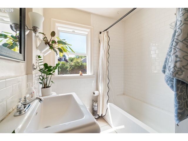 5304 Se CENTER St, Portland, OR 97206