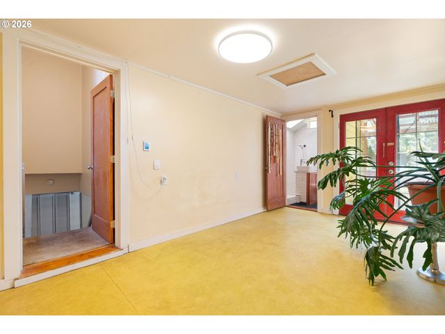 5304 Se CENTER St, Portland, OR 97206