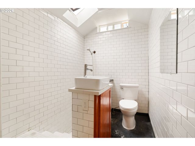 5304 Se CENTER St, Portland, OR 97206