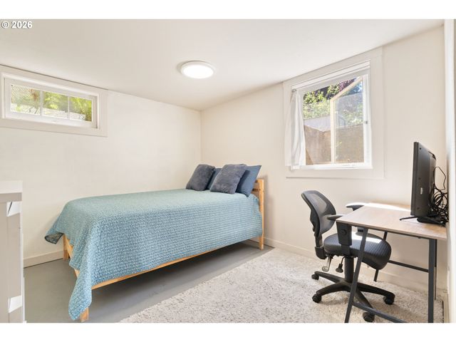 5304 Se CENTER St, Portland, OR 97206