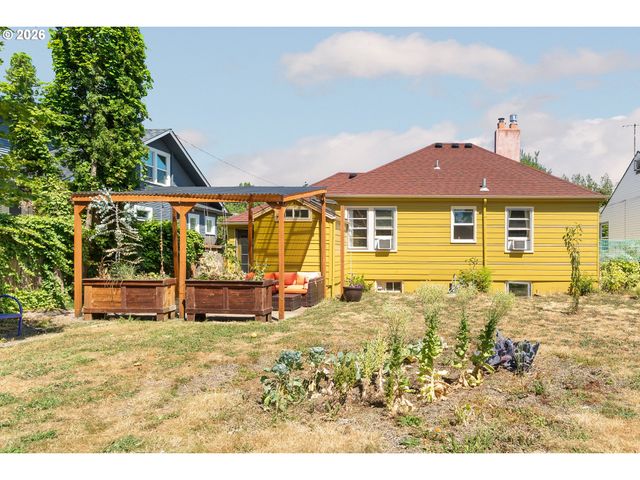 5304 Se CENTER St, Portland, OR 97206