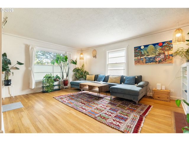 5304 Se CENTER St, Portland, OR 97206