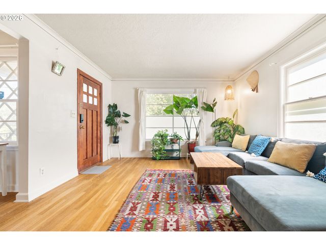 5304 Se CENTER St, Portland, OR 97206