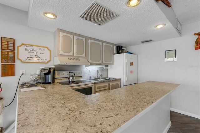 218 DOGWOOD CIRCLE 218, Seminole, FL 33777