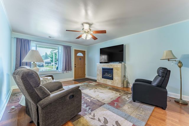 1115 S 3rd Avenue, Des Plaines, IL 60016