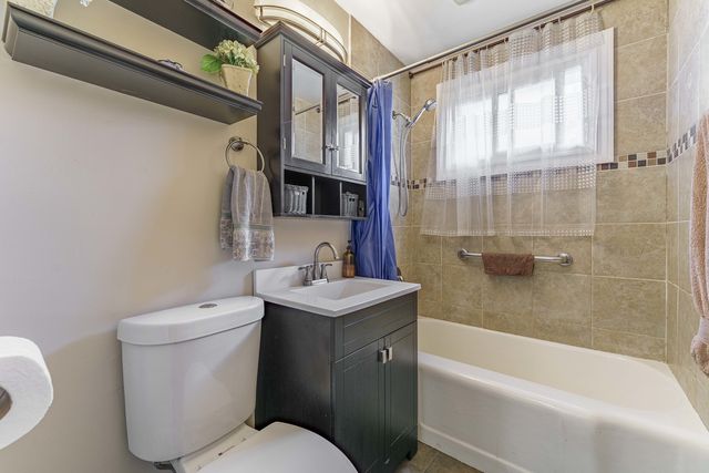 1115 S 3rd Avenue, Des Plaines, IL 60016