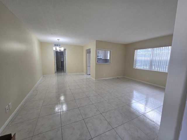 17 Cambridge A, West Palm Beach, FL 33417
