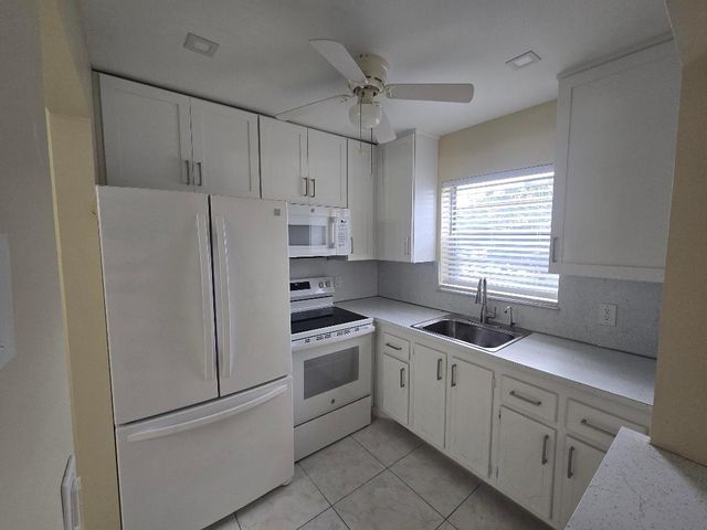 17 Cambridge A, West Palm Beach, FL 33417