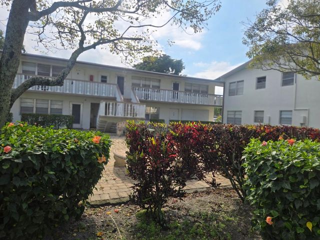 17 Cambridge A, West Palm Beach, FL 33417