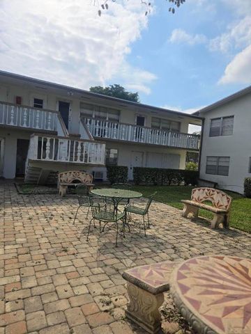 17 Cambridge A, West Palm Beach, FL 33417