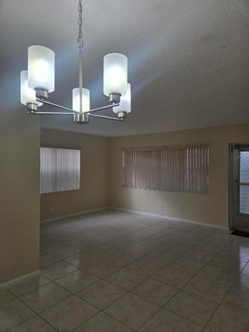 17 Cambridge A, West Palm Beach, FL 33417