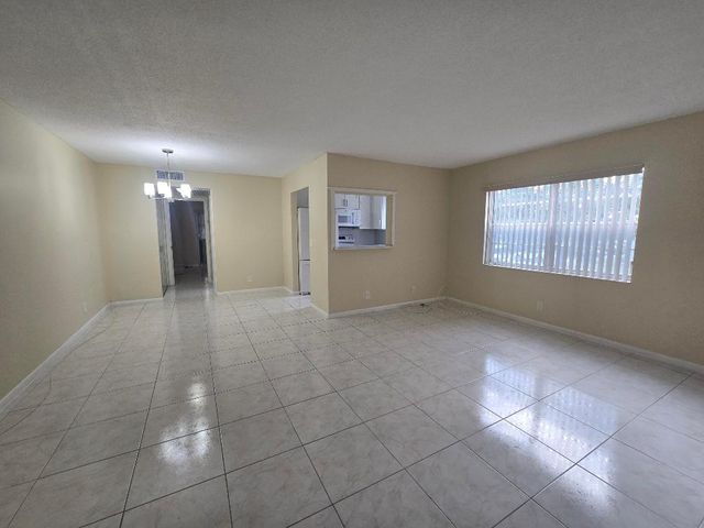 17 Cambridge A, West Palm Beach, FL 33417