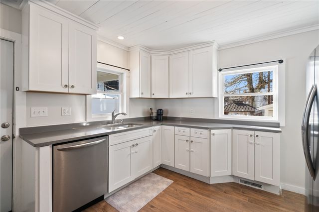 104 E School St, Mars Boro, PA 16046