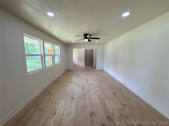512 Pine Street, Henryetta, OK 74437