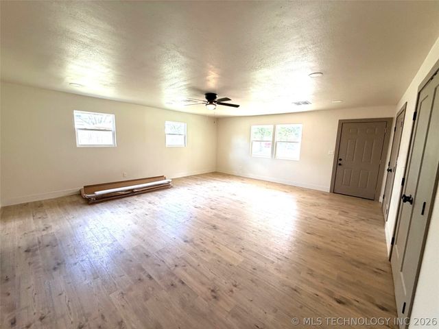 512 Pine Street, Henryetta, OK 74437