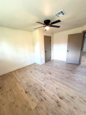 512 Pine Street, Henryetta, OK 74437