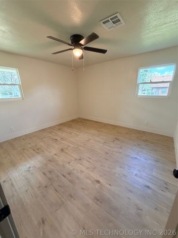 512 Pine Street, Henryetta, OK 74437
