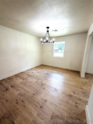 512 Pine Street, Henryetta, OK 74437