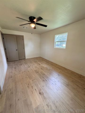 512 Pine Street, Henryetta, OK 74437