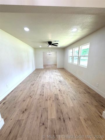 512 Pine Street, Henryetta, OK 74437