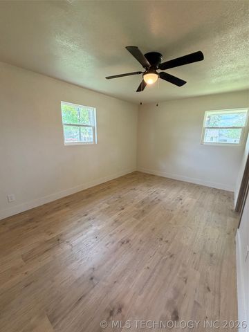 512 Pine Street, Henryetta, OK 74437