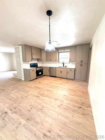 512 Pine Street, Henryetta, OK 74437