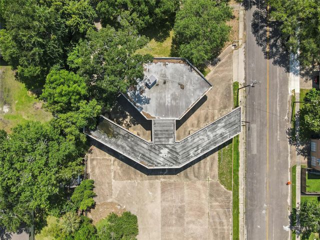 218 W Blum Street, Alvin, TX 77511