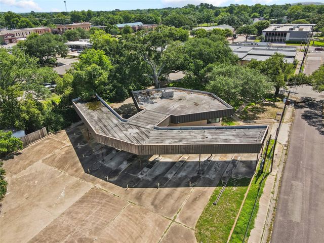 218 W Blum Street, Alvin, TX 77511